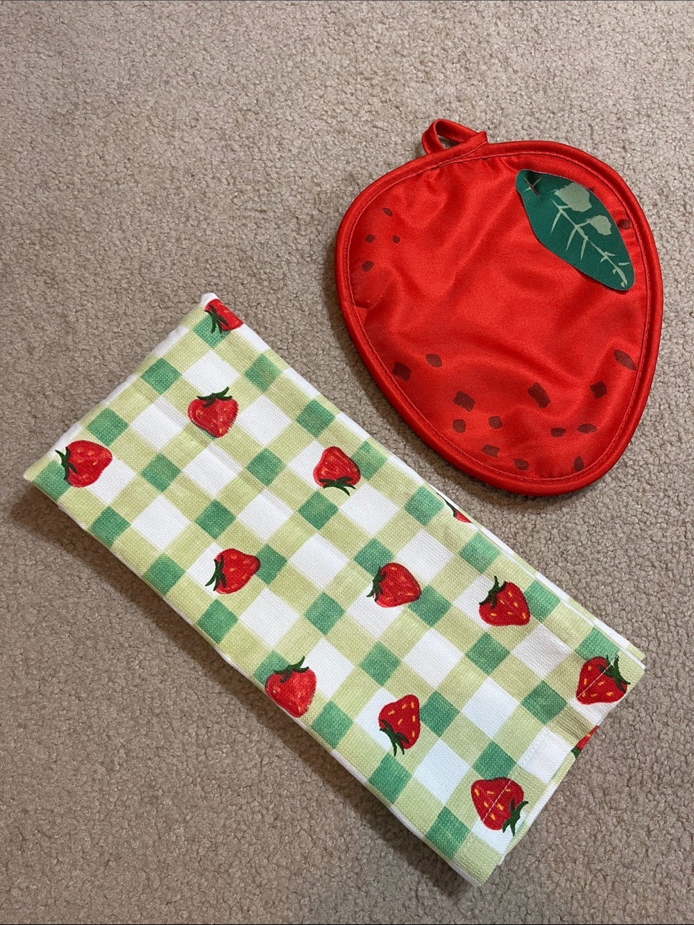 Strawberry Kitchen Towel & Pot Holder Set NWOT